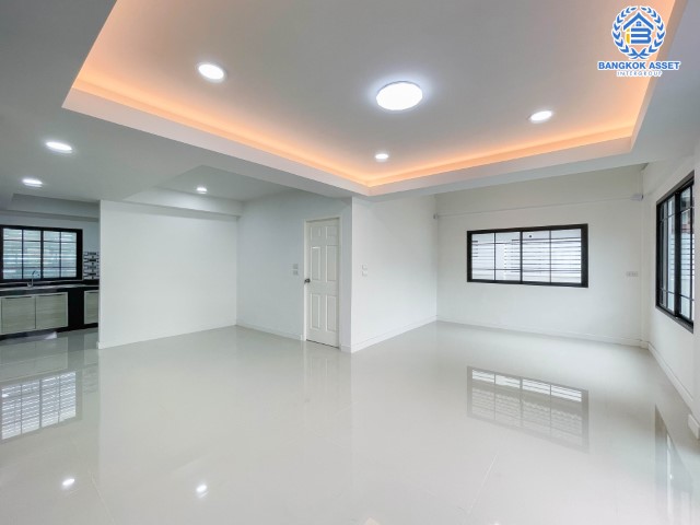 *****บ้านเดี่ยวมือสอง นนทบุรี ม.กฤษดานคร10 รัตนาธิเบศร์ เนื้อที่กว้างขวางมากถึง 71 ตร.ว. ฟังก์ชัน 4 ห้องนอน 4 ห้องน้ำ ที่จอดรถ 3 คัน บ้านสวย ตกแต่งสไตล์โมเดิร์น พร้อมเข้าอยู่ได้ทันที! โครงการตั้งบนทำเลแห่งการเดินทาง ใกล้รถไฟฟ้าสายสีม่วง "สถานีสามแยกบางใหญ่" และจุดขึ้นทางด่วน "กาญจนาภิเษก" จองด่วน!